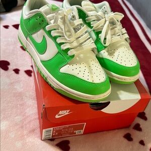 Nike Wmns Dunk Low 'Green Strike'